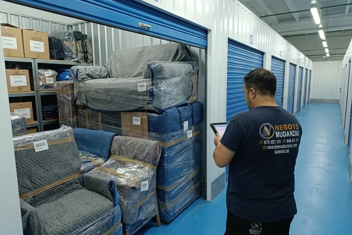 Operario de NESOTO revisando el inventario de muebles protegidos en un almacén de guardamuebles