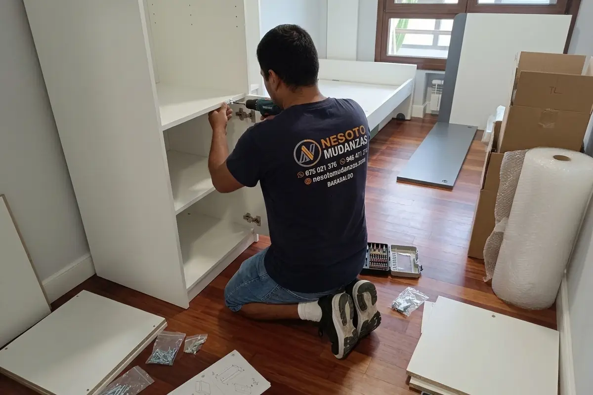 Operario de NESOTO montando un armario en un dormitorio de la nueva vivienda