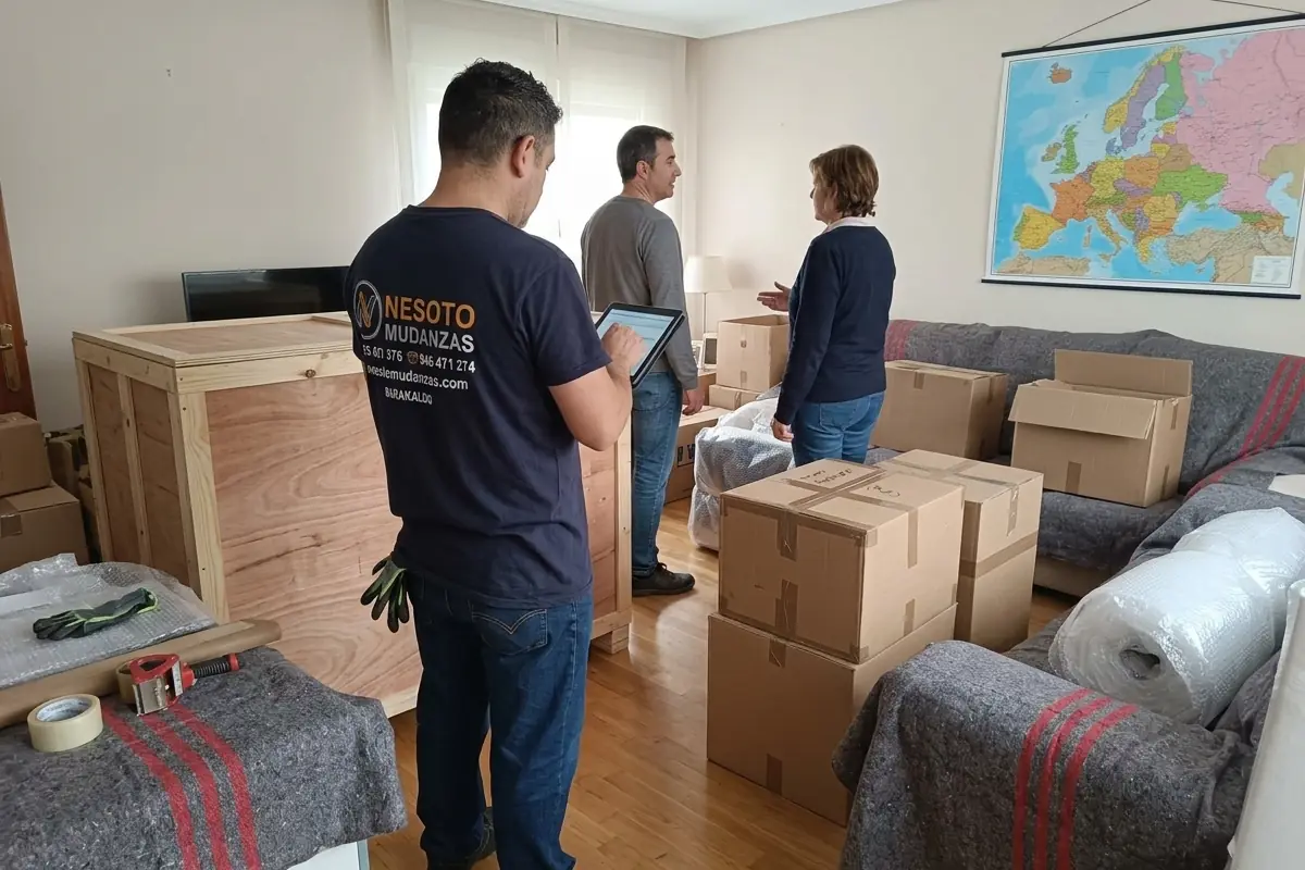Operario de NESOTO con una tablet junto a cajas de madera de exportación y un mapa de Europa