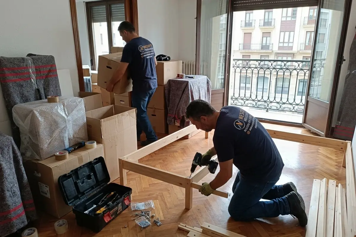 Operario de NESOTO montando muebles en la nueva vivienda tras una mudanza nacional