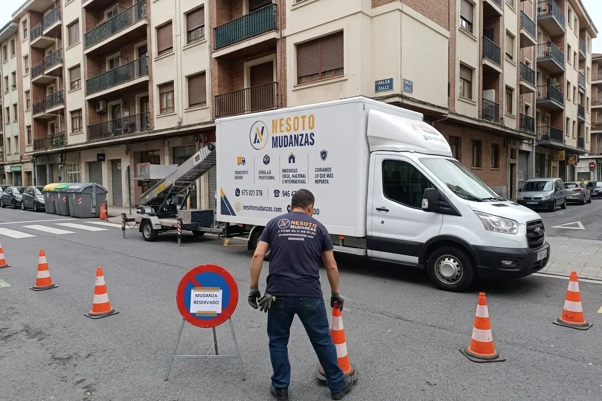 Camión de NESOTO y plataforma elevadora en una calle con conos y señales de reserva de estacionamiento