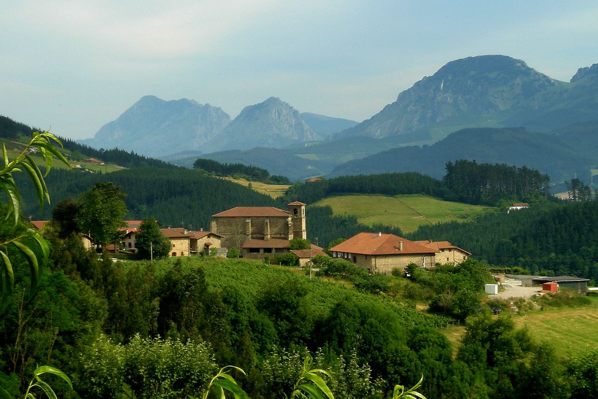 Vista de Etxano, en Amorebieta-Etxano, con las montañas al fondo