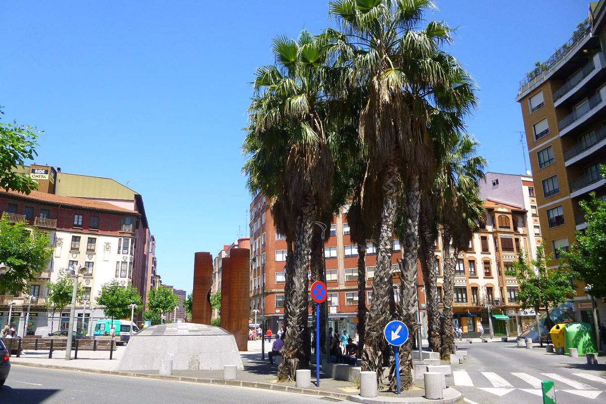 Plaza Bide Onera de Barakaldo, con palmeras y edificios de viviendas