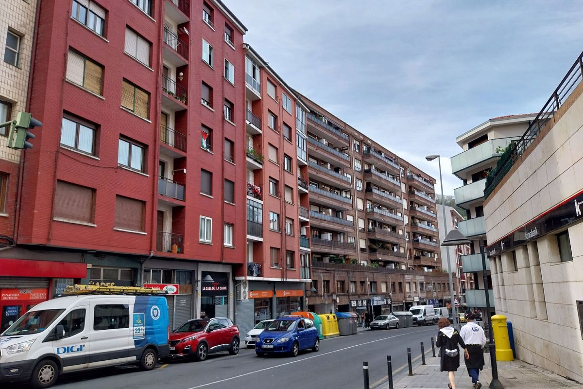 Calle de Basauri con edificios de viviendas