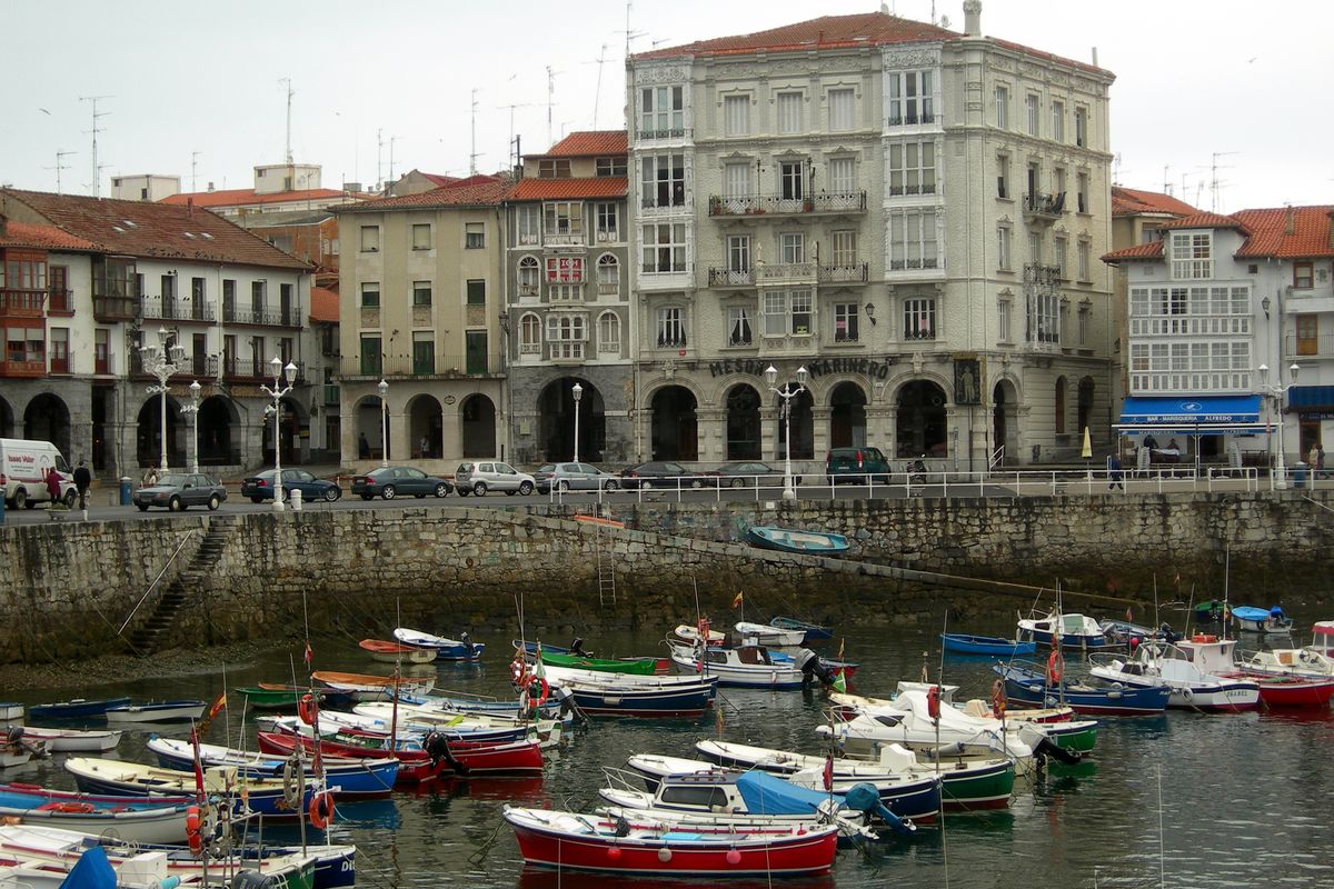 Puerto de Castro Urdiales, con barcas y casas de colores