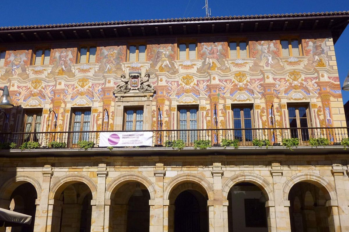 Ayuntamiento de Durango, edificio de piedra con soportales y fachada decorada
