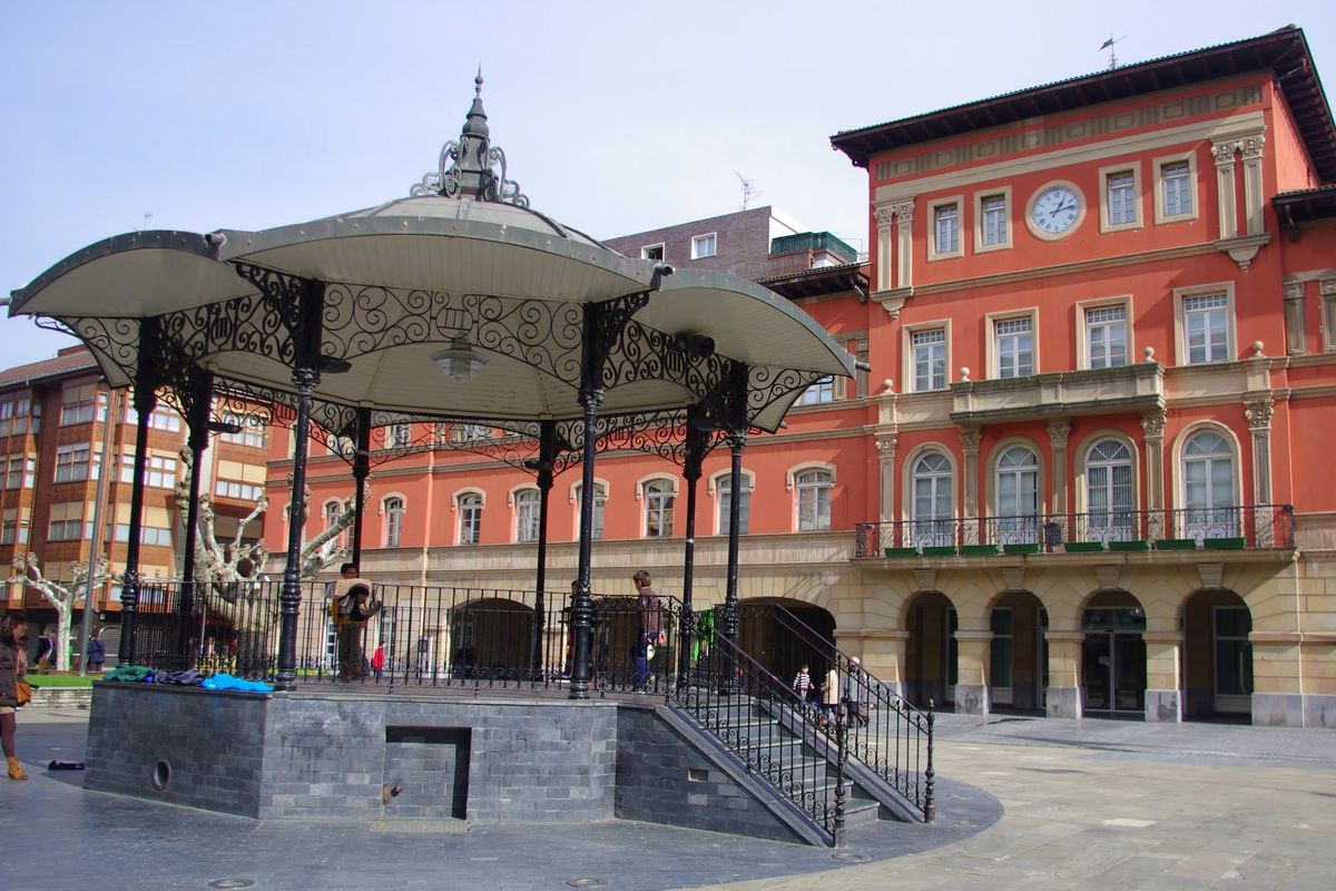 Ayuntamiento de Erandio y quiosco de música en la plaza