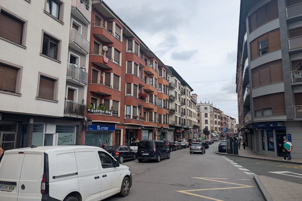 Calle Iparraguirre, en Gernika-Lumo, con edificios de viviendas