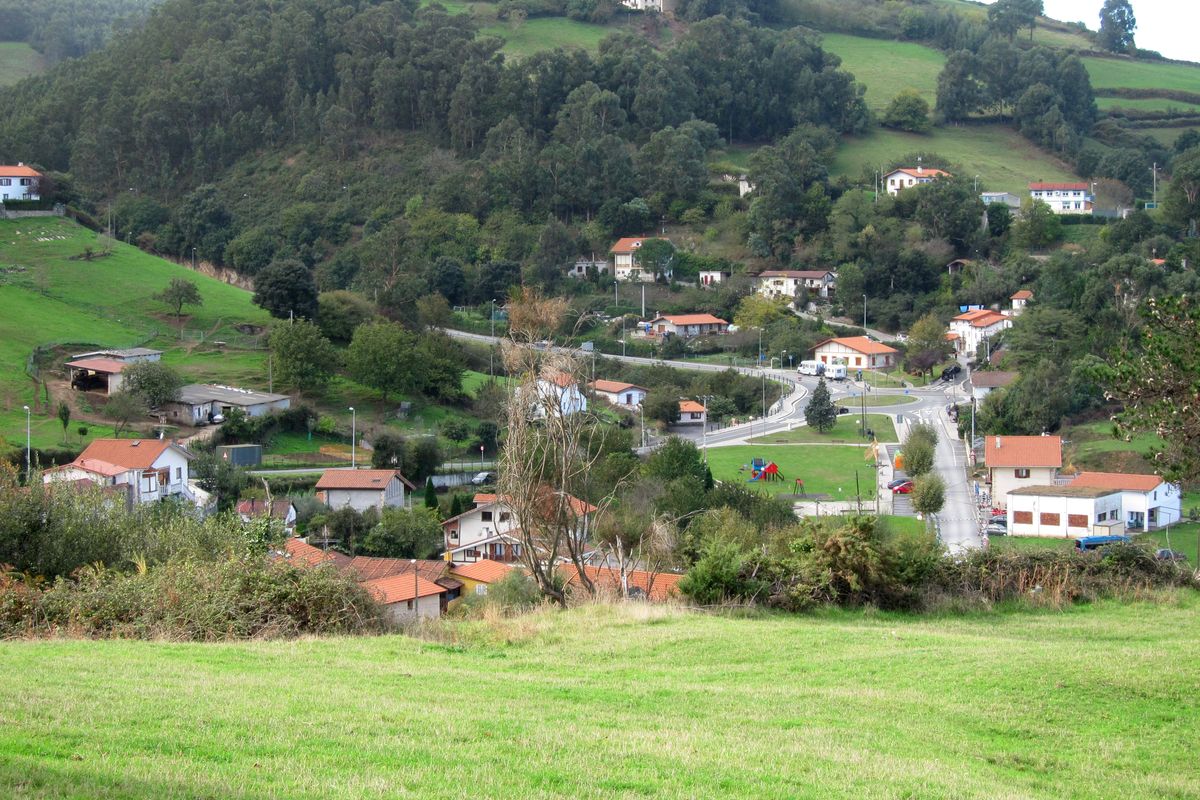 Vista del valle de Muskiz, con prados verdes y casas