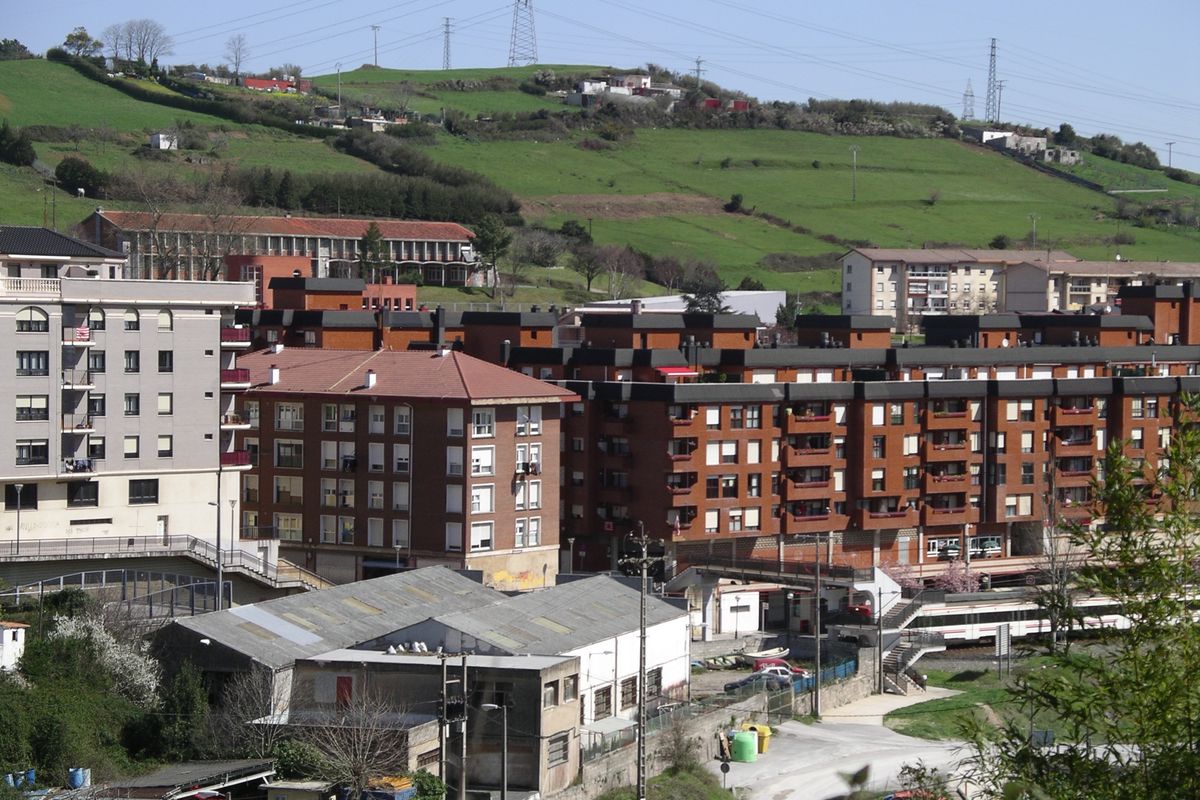 Vista de Ortuella, con sus viviendas y las laderas verdes que la rodean