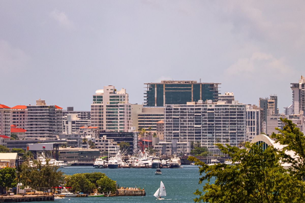 Panorámica de Santurtzi, con sus edificios junto al puerto