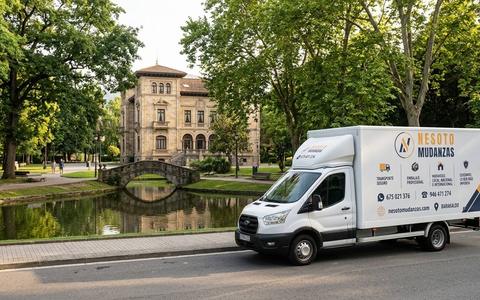 Camión de mudanzas NESOTO junto al parque Zelaieta, en Amorebieta-Etxano