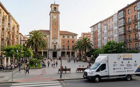 Camión de mudanzas NESOTO en la plaza del Ayuntamiento y la torre del reloj de Barakaldo