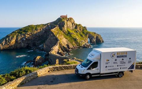 Camión de mudanzas NESOTO frente a San Juan de Gaztelugatxe, en Bermeo