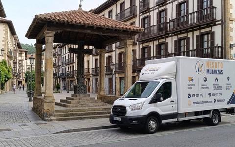 Camión de mudanzas NESOTO junto a la cruz de Kurutziaga, en Durango