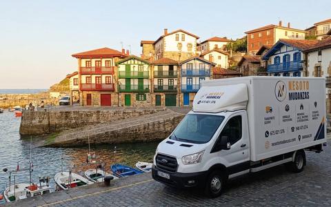 Camión de mudanzas NESOTO en el Puerto Viejo de Algorta, en Getxo