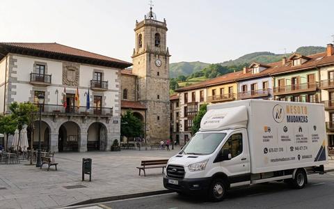 Camión de mudanzas NESOTO en la plaza del Ayuntamiento y la iglesia de Mungia