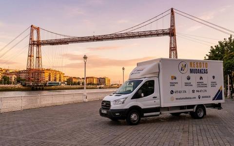 Camión de mudanzas NESOTO junto al Puente Colgante de Portugalete