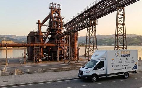 Camión de mudanzas NESOTO ante el Horno Alto n.º 1 de Sestao