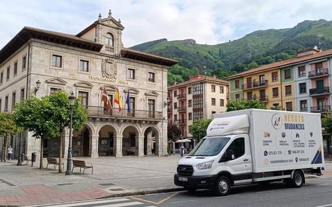 Camión de mudanzas NESOTO frente al Ayuntamiento de Trapagaran