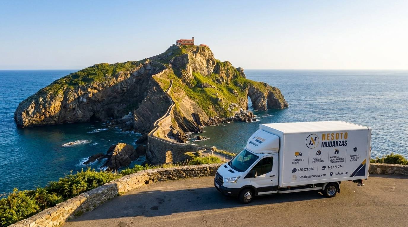 Camión de mudanzas NESOTO frente a San Juan de Gaztelugatxe, en Bermeo